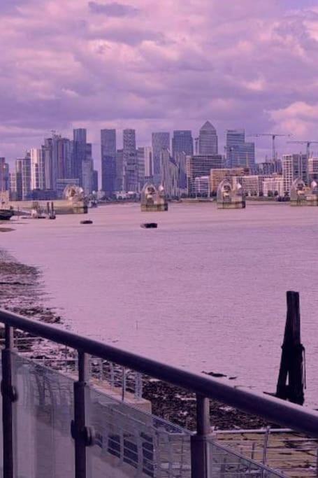 Snuggle Inn - Riverside Apartments - Views Over Looking London River Thames, Close To O2 Arena, London Excel, London City Airport, Thames Clipper- River Boat Service, Woolwich Ferry, Onsite Parking, Twin Room Option Available Zewnętrze zdjęcie