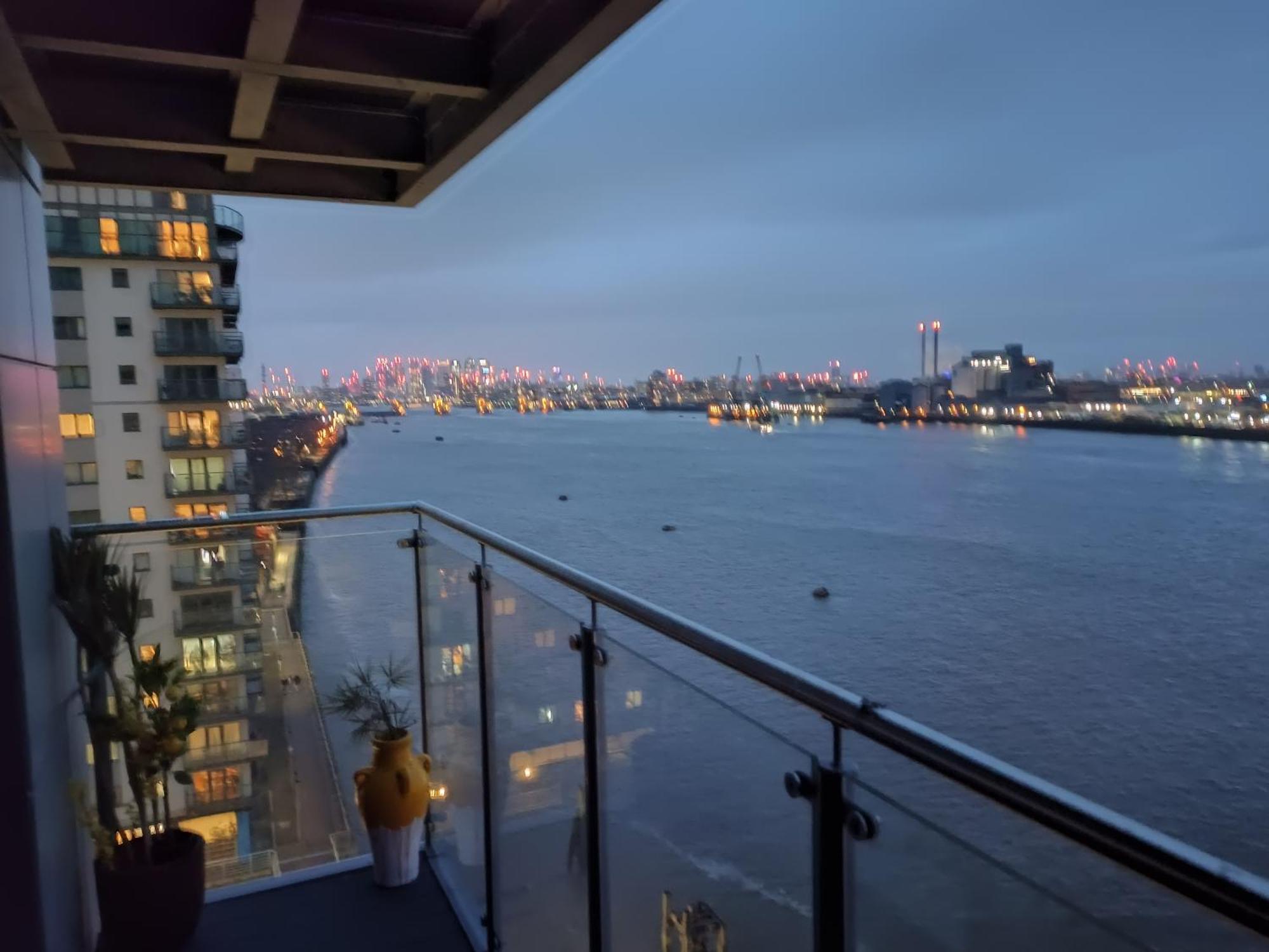 Snuggle Inn - Riverside Apartments - Views Over Looking London River Thames, Close To O2 Arena, London Excel, London City Airport, Thames Clipper- River Boat Service, Woolwich Ferry, Onsite Parking, Twin Room Option Available Zewnętrze zdjęcie